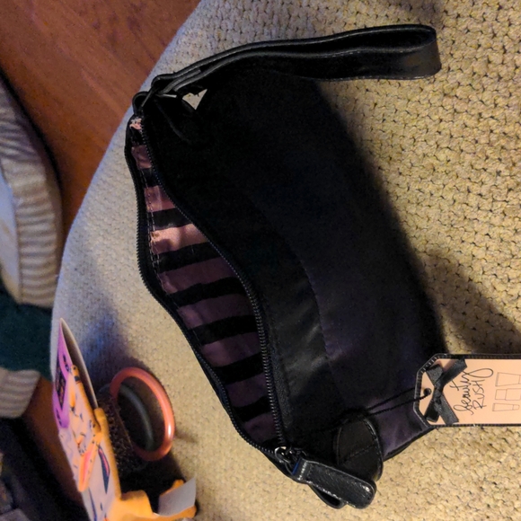 VS make-up/handbag - Picture 2 of 4